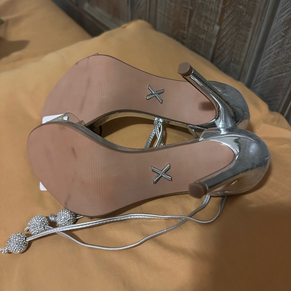 Express Silver Heels - Picture 4 of 5